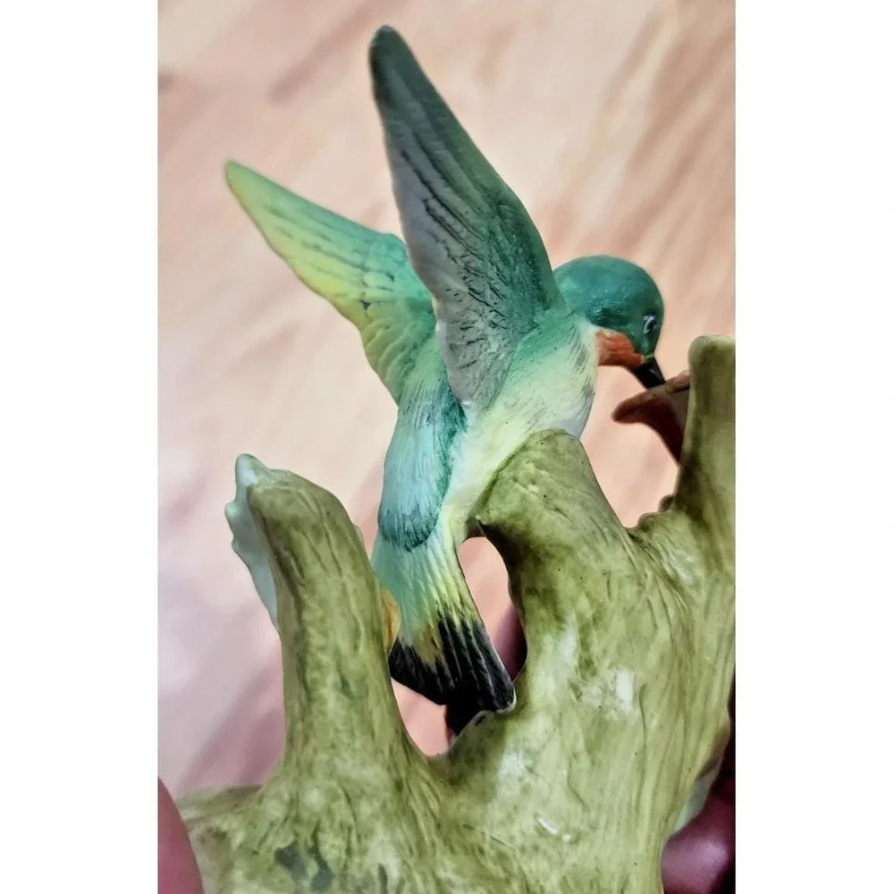 Lefton sweet little Hummingbird drinking nectarine from a flower figurine